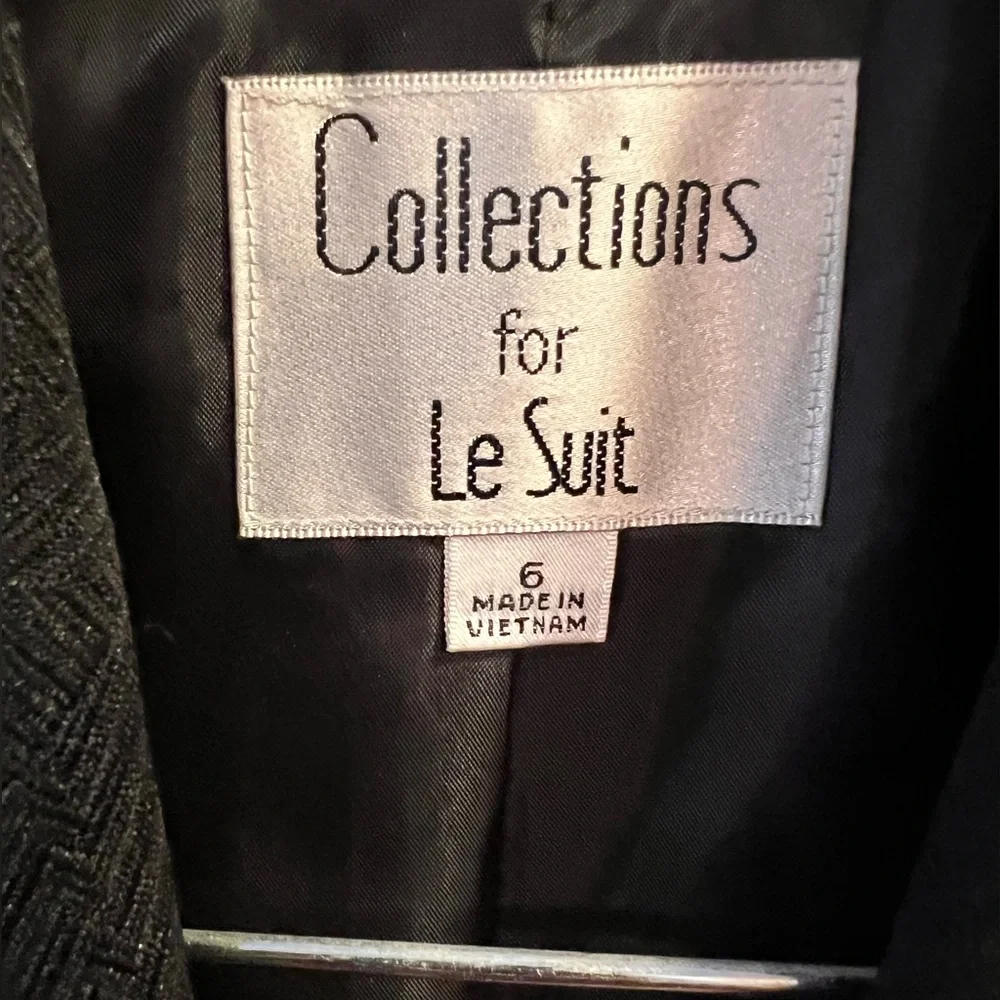 Dark Black One Button Two Pockets Fully Lined Textured Blazer by Le Suit. Size=6